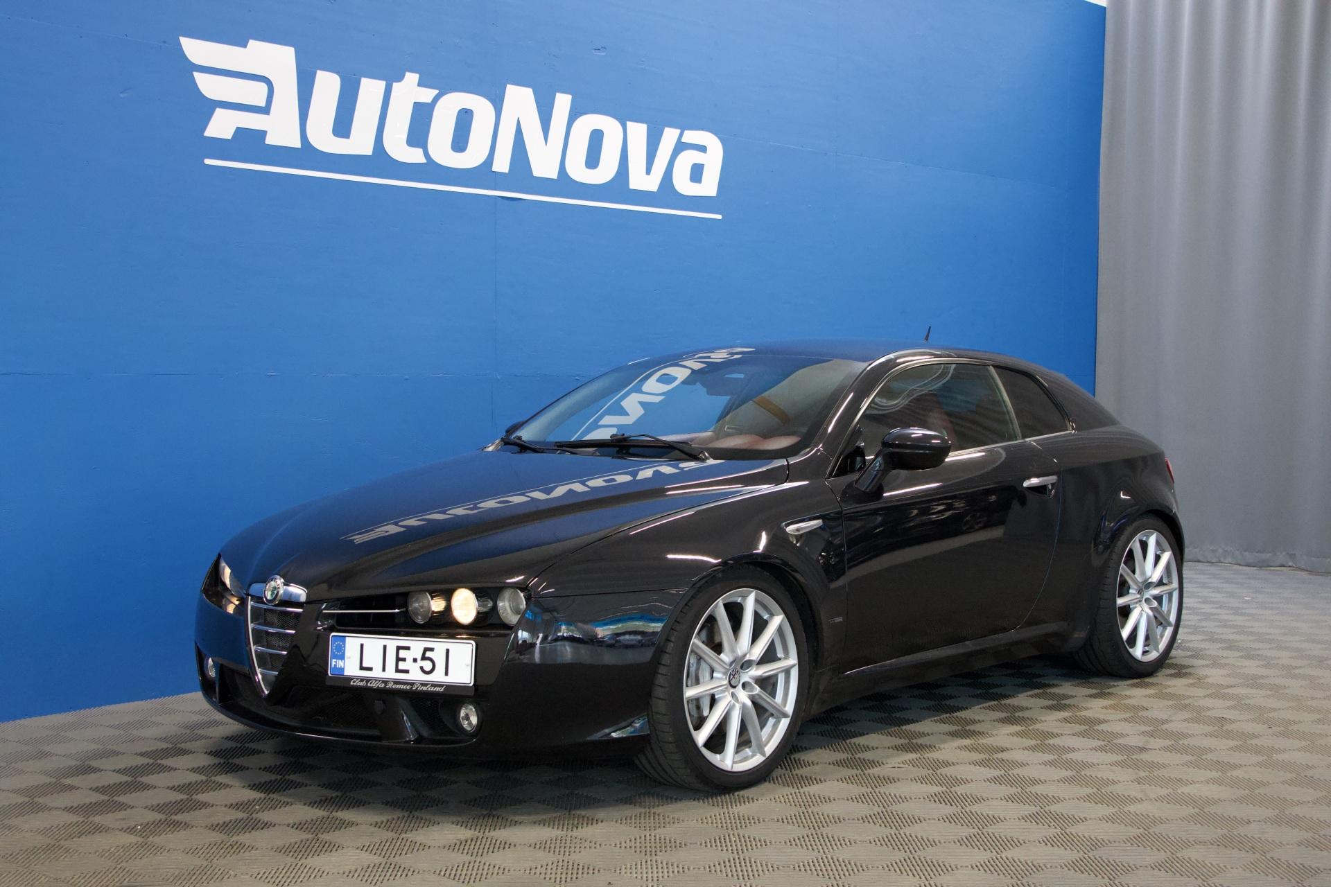 Alfa Romeo Brera 3,2 JTS V6 Q4 / Panorama / Muistipenkit / Vakkari / Punainen nahkaverhoilu / Navigointi - Autonova