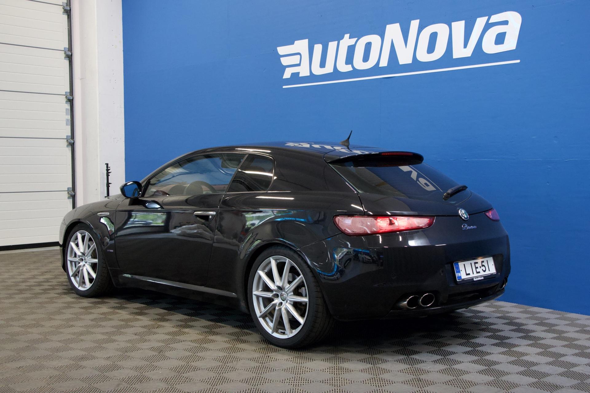 Alfa Romeo Brera 3,2 JTS V6 Q4 / Panorama / Muistipenkit / Vakkari / Punainen nahkaverhoilu / Navigointi - Autonova