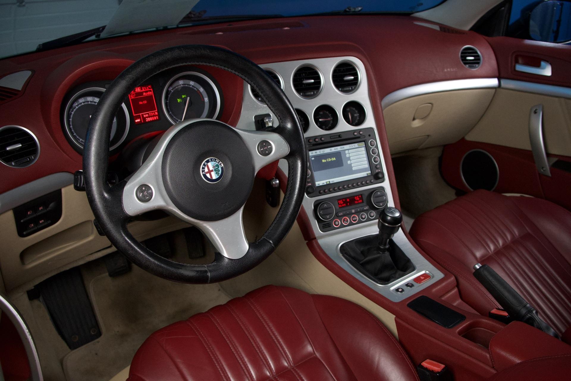 Alfa Romeo Brera 3,2 JTS V6 Q4 / Panorama / Muistipenkit / Vakkari / Punainen nahkaverhoilu / Navigointi - Autonova