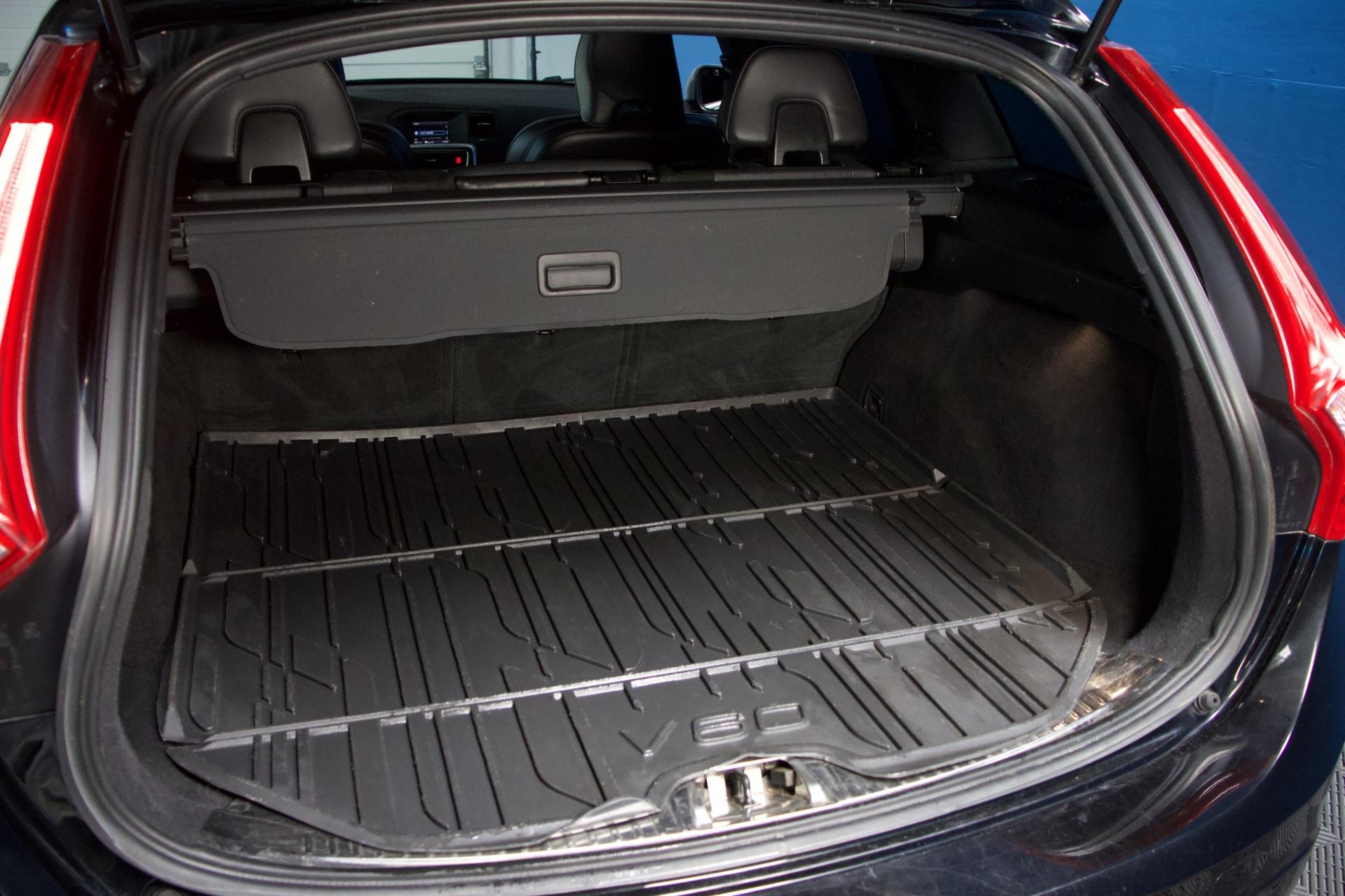 Volvo V60 T3 R-Design / Webasto / Osanahat / City Safety / Digimittaristo / Xenon - Autonova