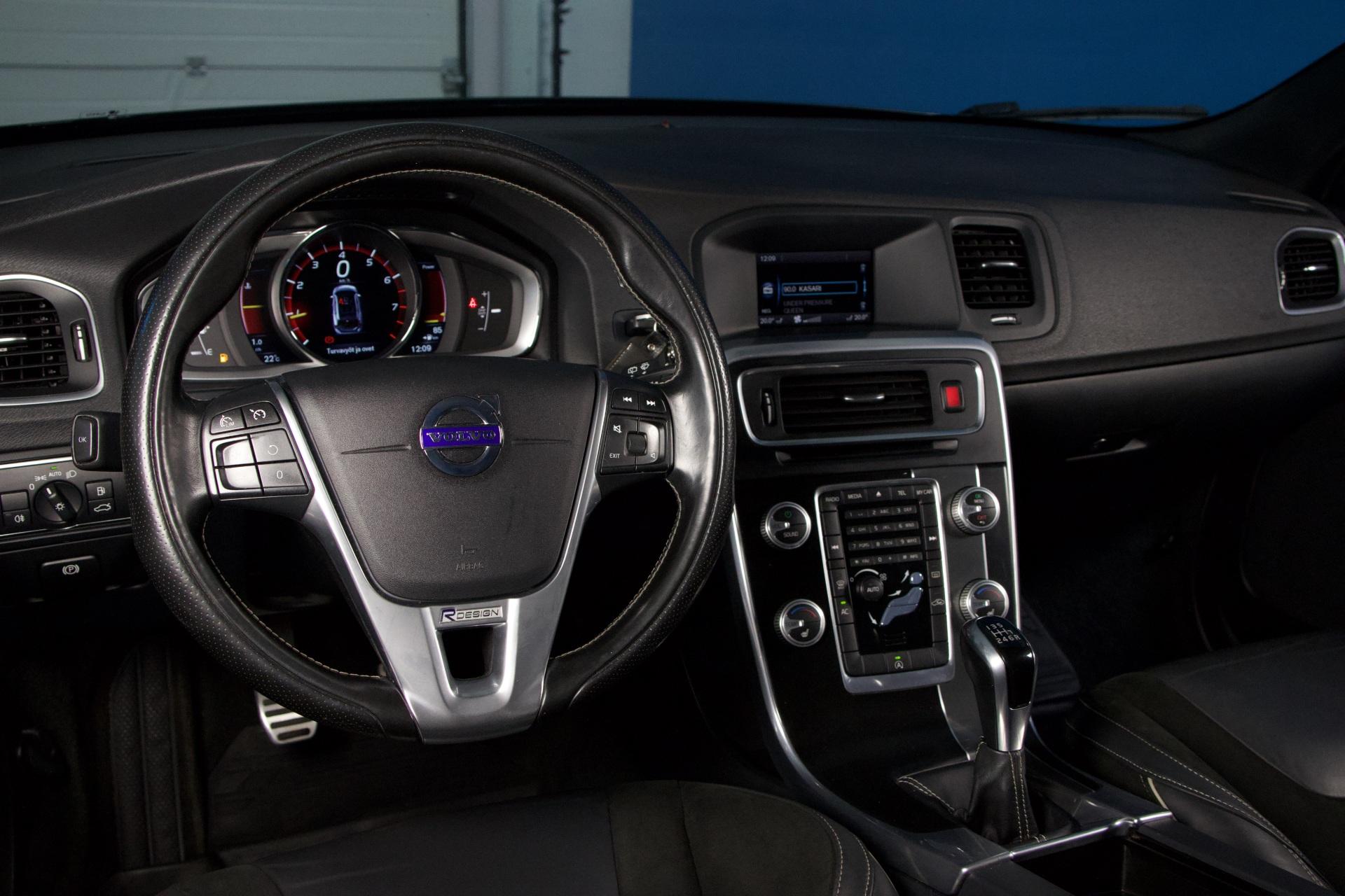 Volvo V60 T3 R-Design / Webasto / Osanahat / City Safety / Digimittaristo / Xenon - Autonova