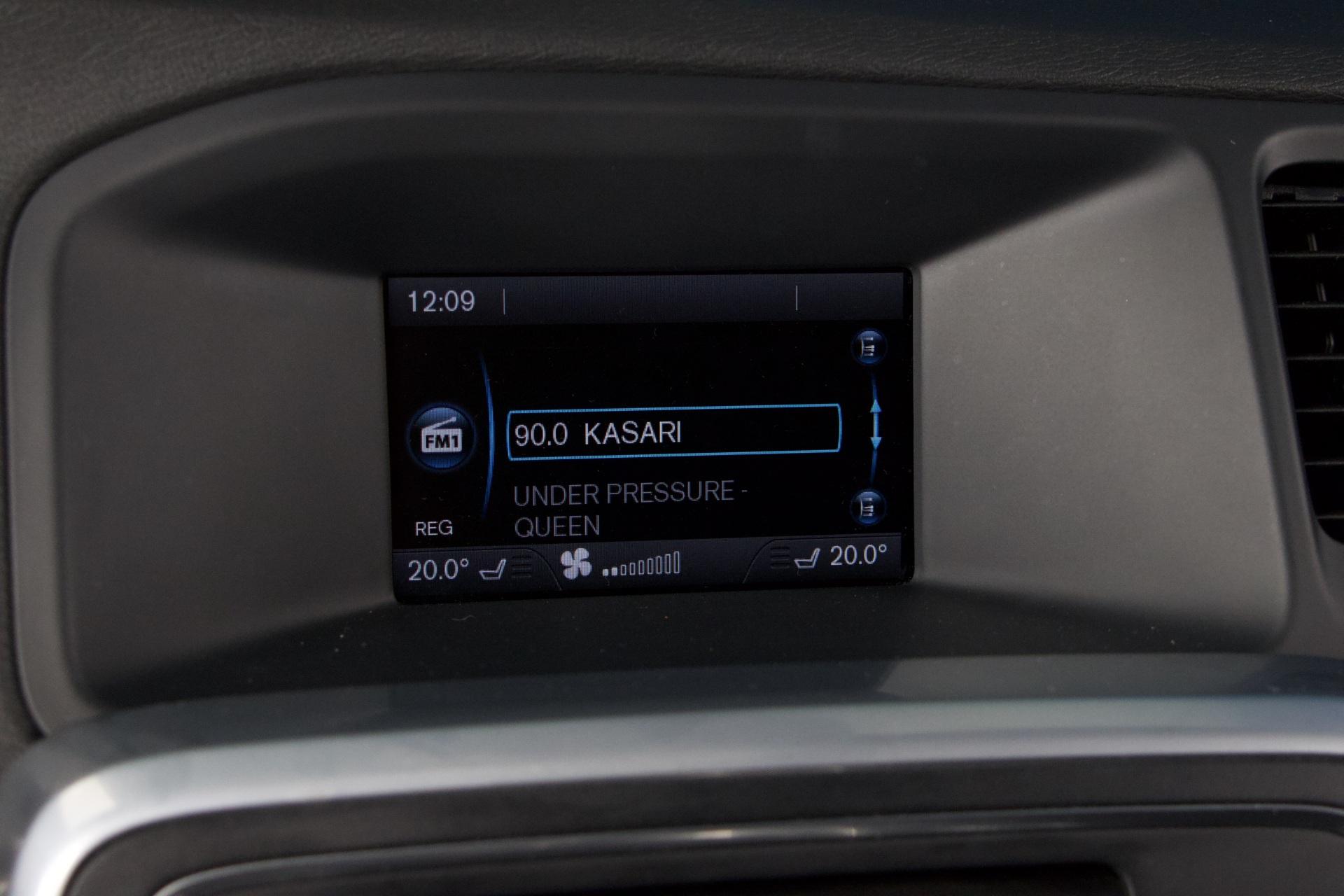 Volvo V60 T3 R-Design / Webasto / Osanahat / City Safety / Digimittaristo / Xenon - Autonova