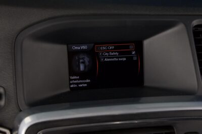 Volvo V60 T3 R-Design / Webasto / Osanahat / City Safety / Digimittaristo / Xenon - Autonova