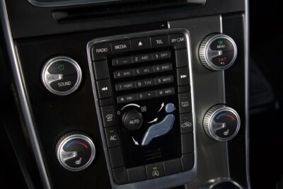 Volvo V60 T3 R-Design / Webasto / Osanahat / City Safety / Digimittaristo / Xenon - Autonova