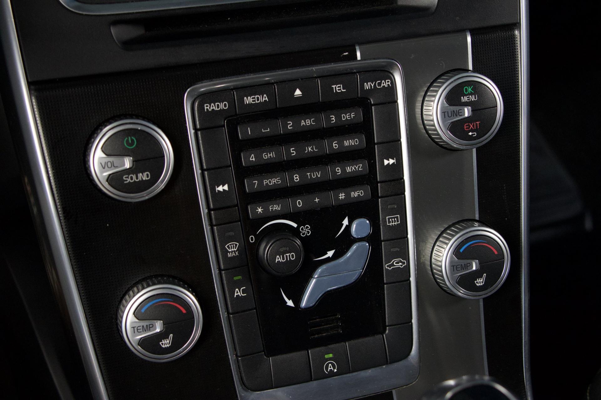 Volvo V60 T3 R-Design / Webasto / Osanahat / City Safety / Digimittaristo / Xenon - Autonova