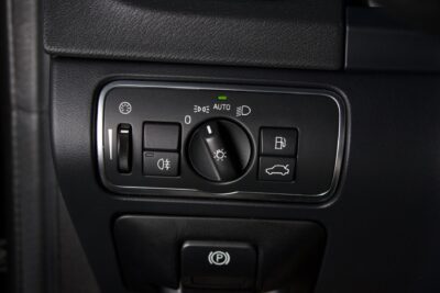Volvo V60 T3 R-Design / Webasto / Osanahat / City Safety / Digimittaristo / Xenon - Autonova