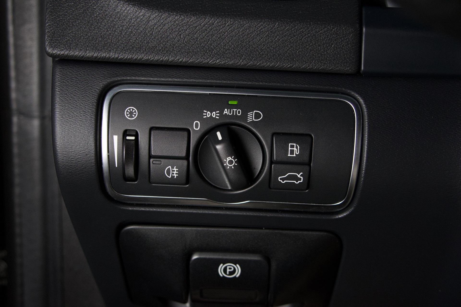 Volvo V60 T3 R-Design / Webasto / Osanahat / City Safety / Digimittaristo / Xenon - Autonova