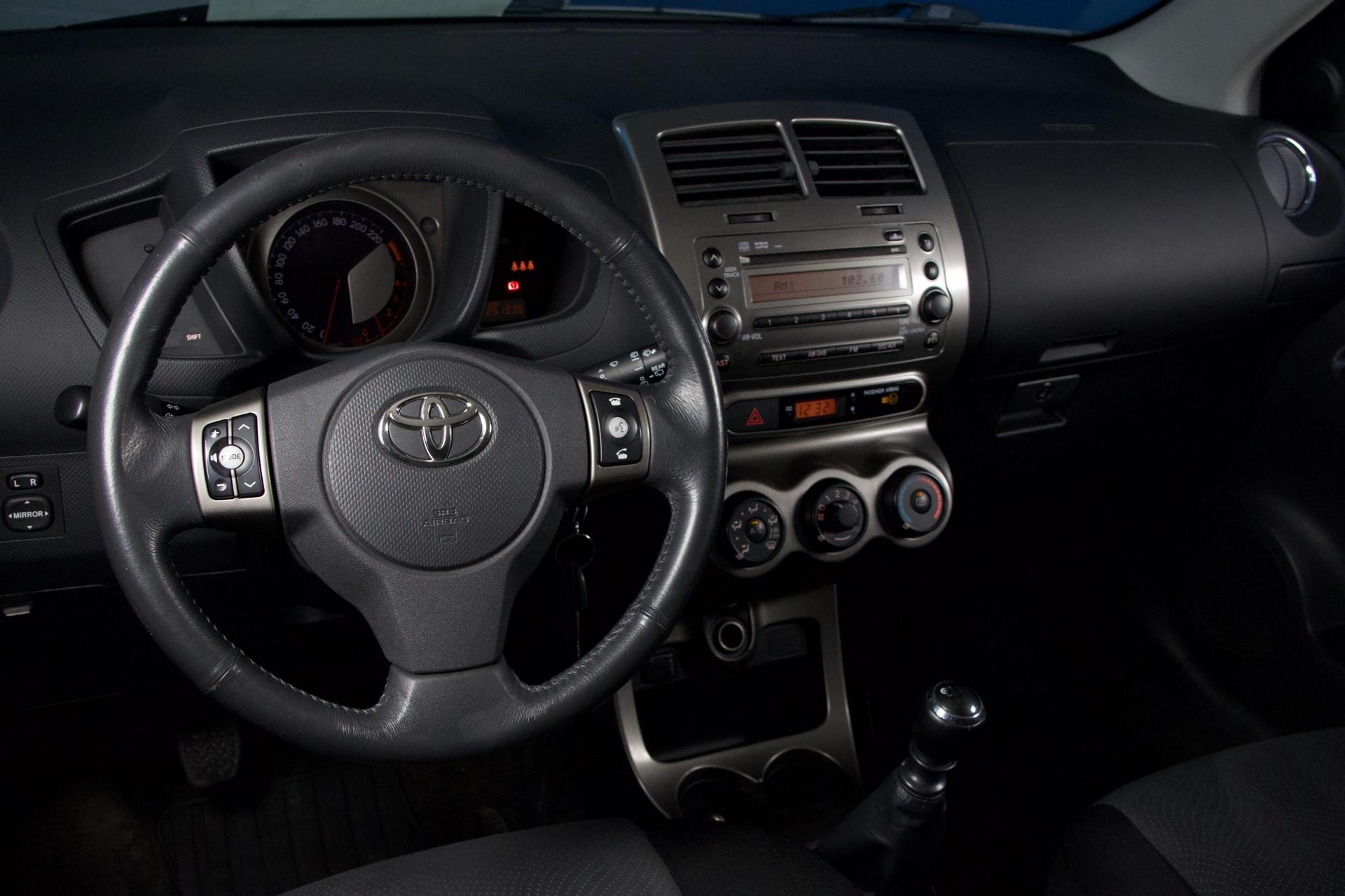 Toyota Urban Cruiser 1,4 D-4D DPF Linea Sol / Lohkolämmitin + sisäpistoke / 2x alut / Ilmastointi / LED-lisävalo - Autonova