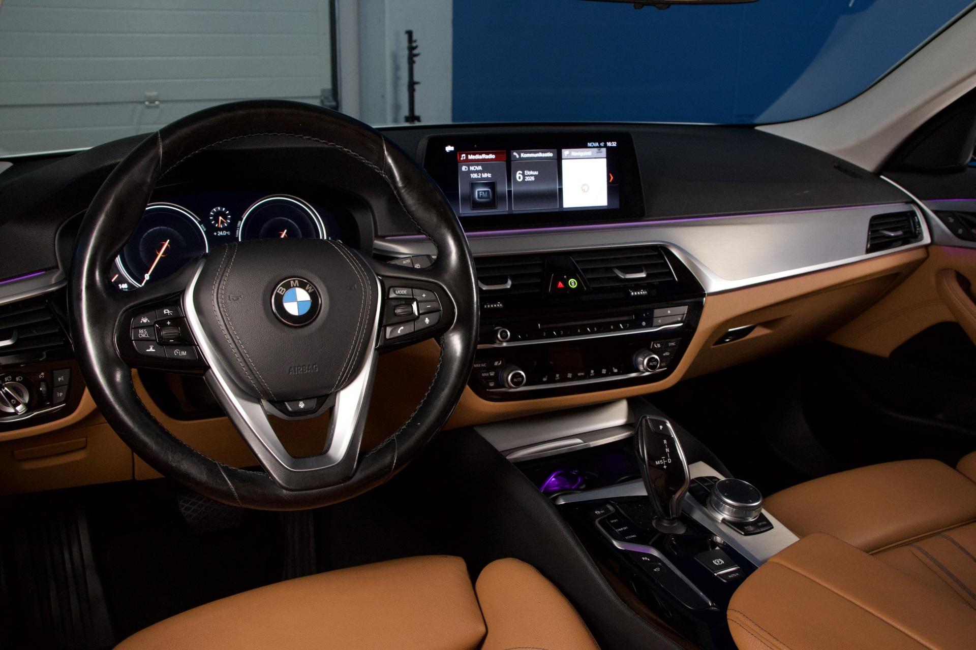 BMW 530 G31 Touring 530d xDrive Sportline / Webasto / Adapt LED / HUD / HiFi / ACC / Koukku / Prof. Navi / 360-kamera - Autonova