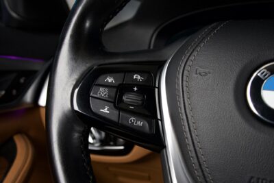 BMW 530 G31 Touring 530d xDrive Sportline / Webasto / Adapt LED / HUD / HiFi / ACC / Koukku / Prof. Navi / 360-kamera - Autonova