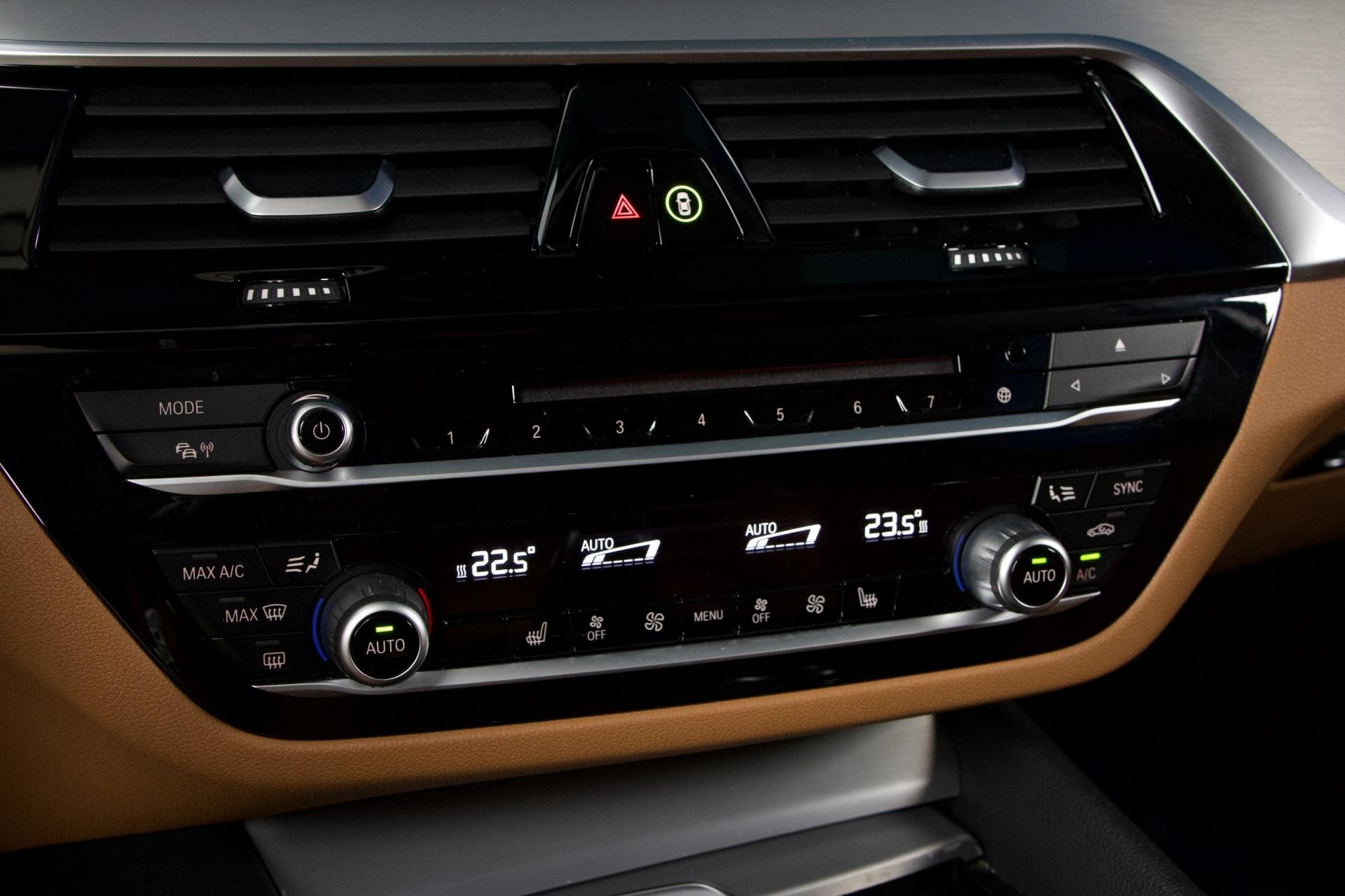 BMW 530 G31 Touring 530d xDrive Sportline / Webasto / Adapt LED / HUD / HiFi / ACC / Koukku / Prof. Navi / 360-kamera - Autonova