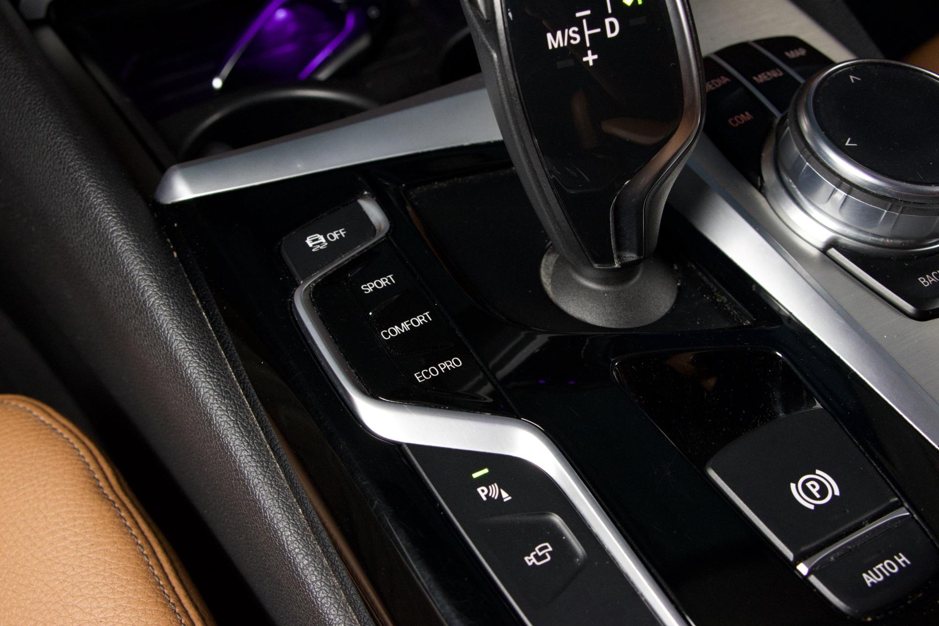 BMW 530 G31 Touring 530d xDrive Sportline / Webasto / Adapt LED / HUD / HiFi / ACC / Koukku / Prof. Navi / 360-kamera - Autonova