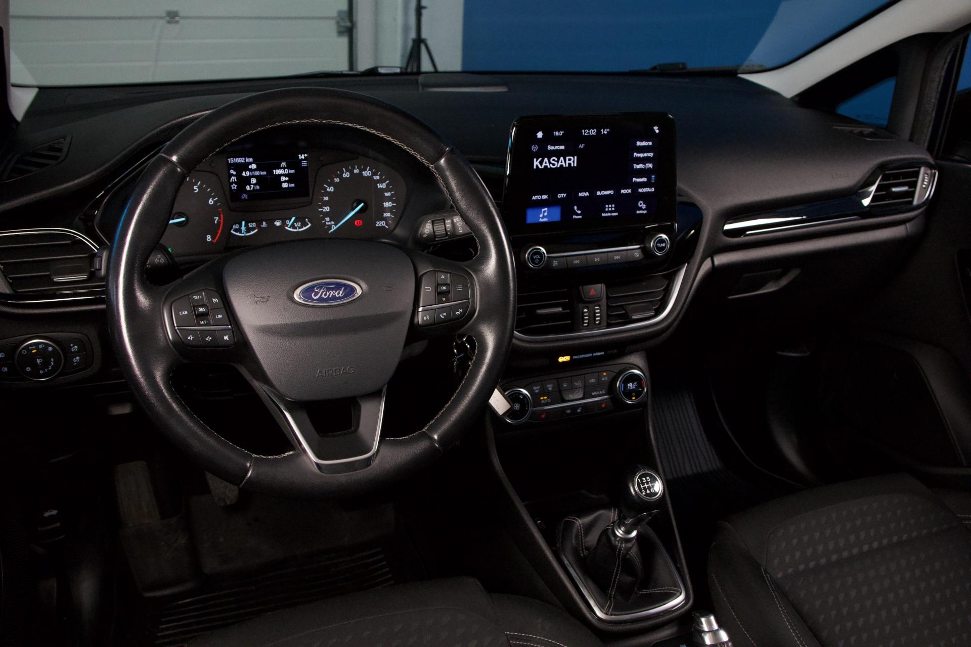 Ford Fiesta 1,0 EcoBoost 100hv M6 Titanium 5-ovinen / Lohko + sisäp / Ratin- ja tuulilasinlämmitin / Vakkari / 2x alut - Autonova