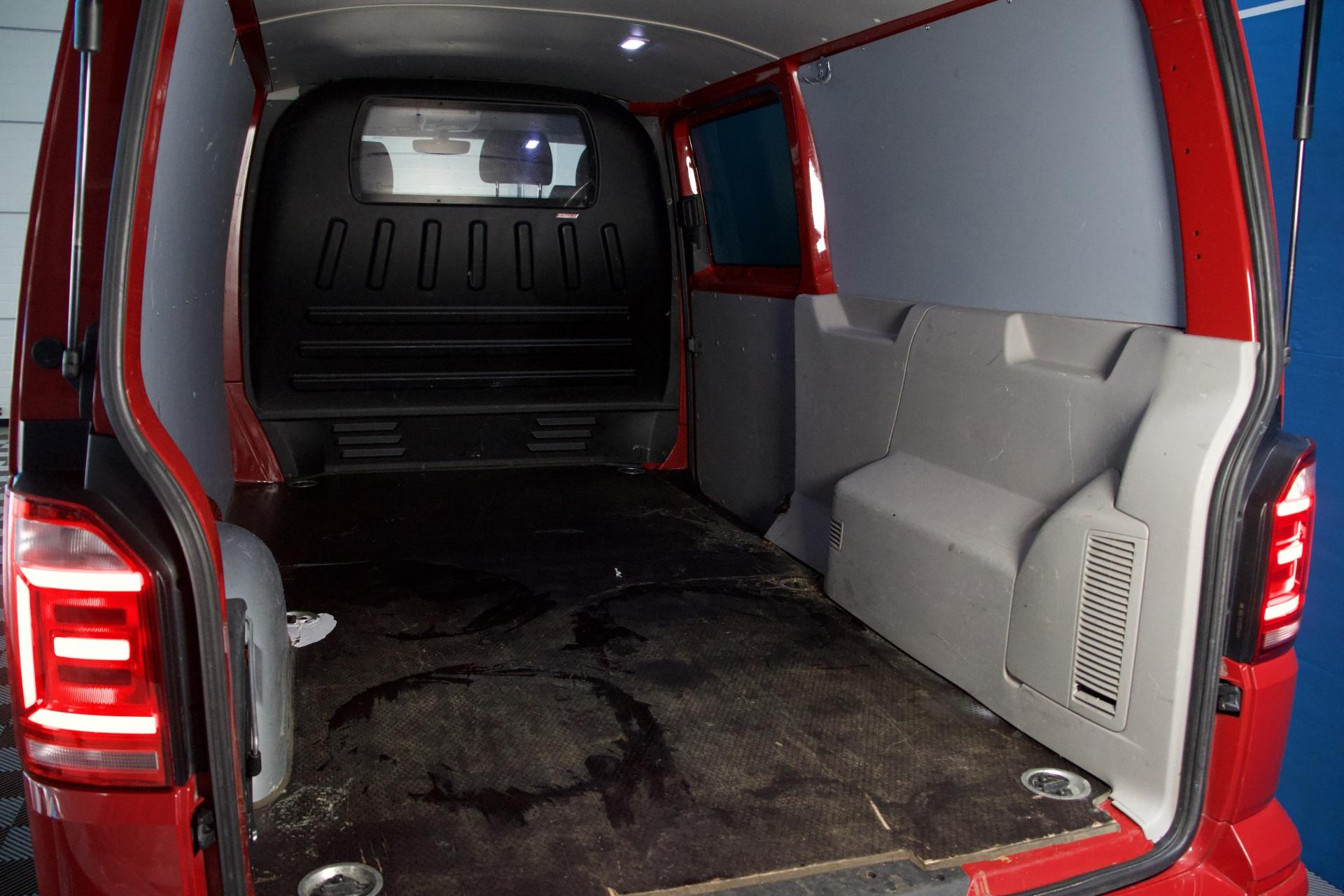 Volkswagen Transporter Pitkä 2,0 TDI 150 kW 4Motion DSG / Koukku / LED / Webasto / Tutkat ja kamera / Lohko / Takatilan lämmitin - Autonova
