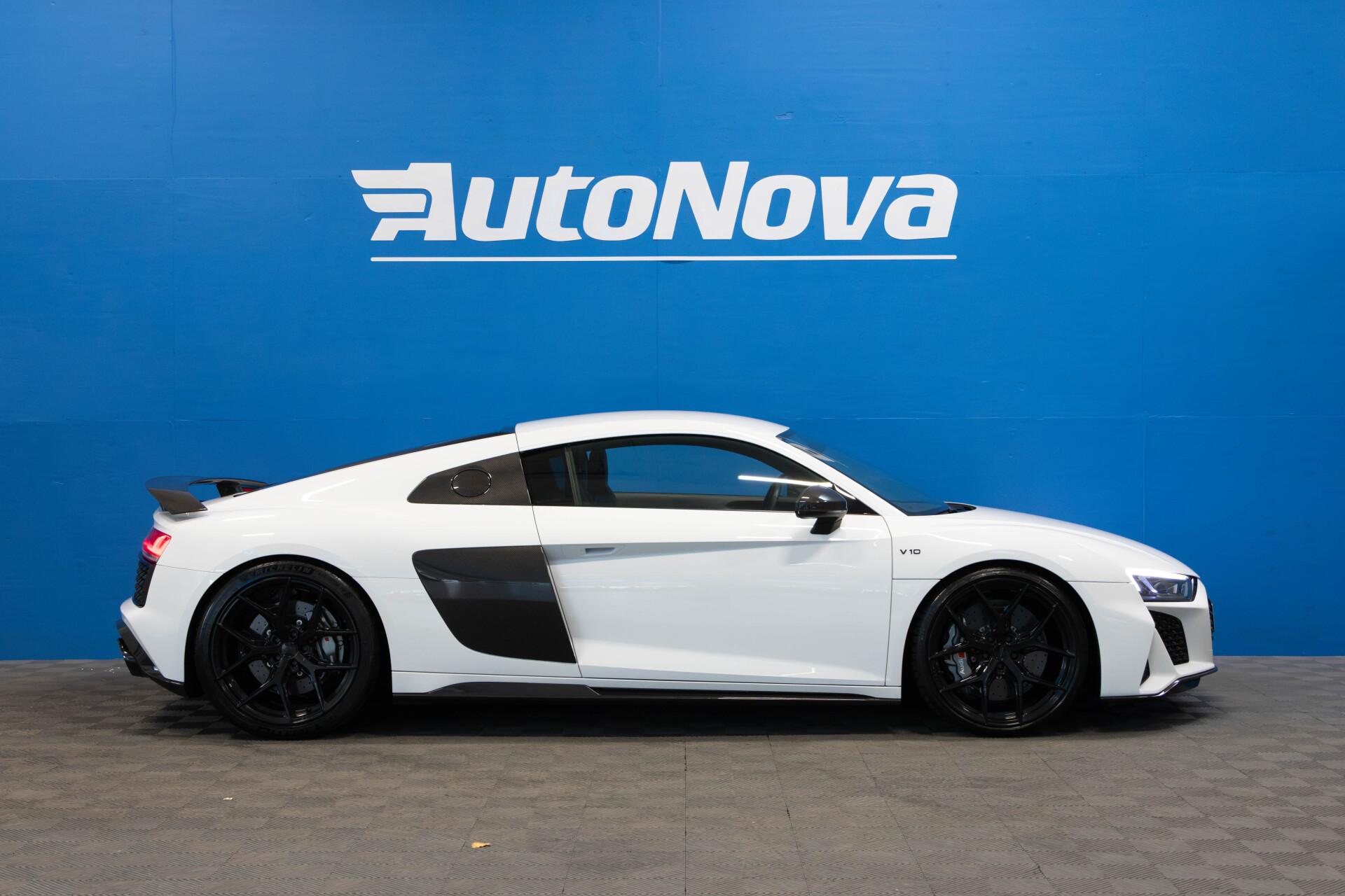 Audi R8 V10 Performance Plus / Capristo / Kuppipenkit / Extended Carbon / Keraamiset jarrut / Magnetic Ride / KW / Vossen - AutoNova