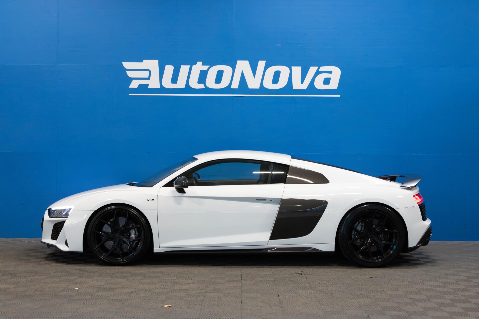 Audi R8 V10 Performance Plus / Capristo / Kuppipenkit / Extended Carbon / Keraamiset jarrut / Magnetic Ride / KW / Vossen - AutoNova