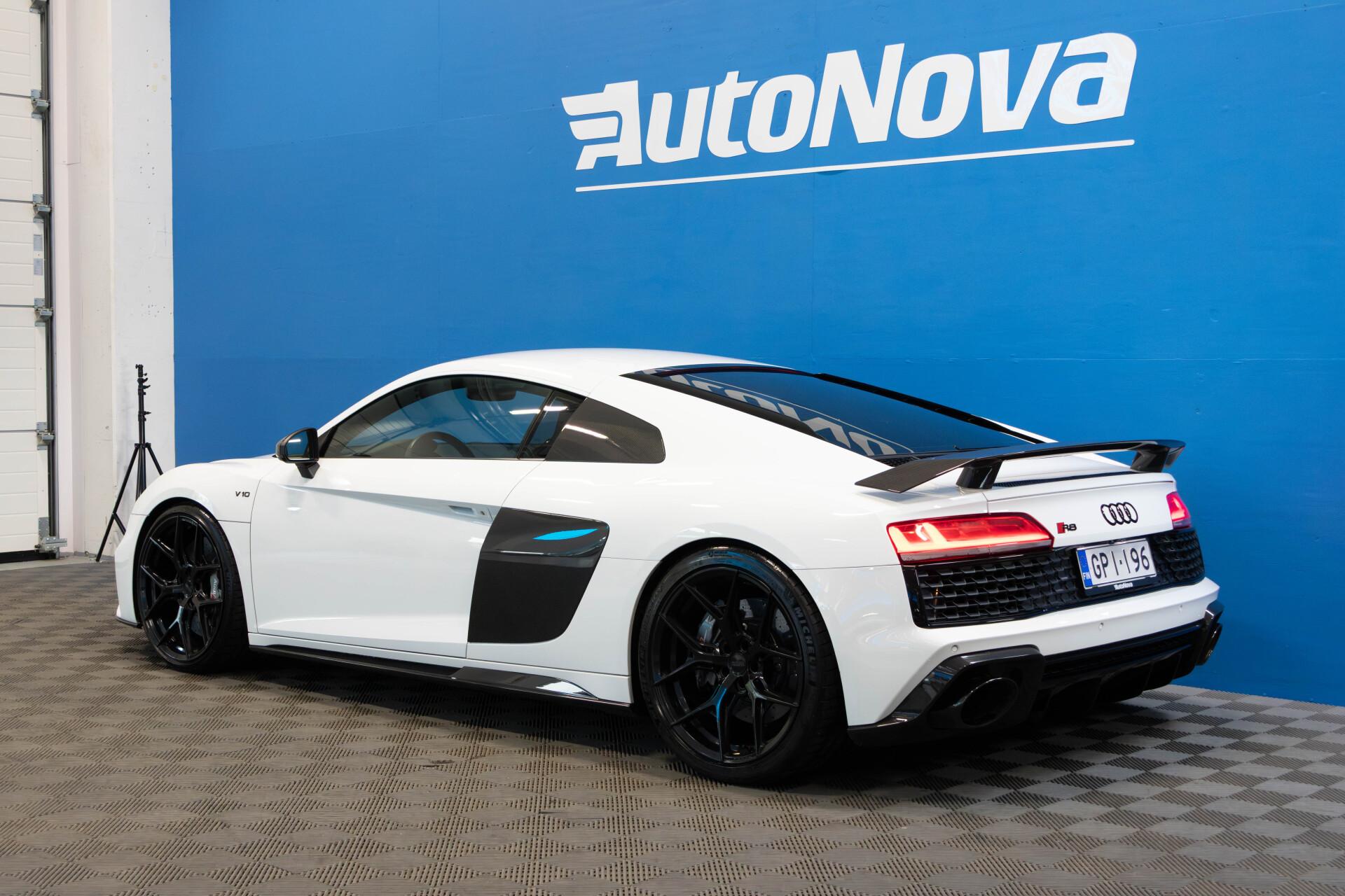 Audi R8 V10 Performance Plus / Capristo / Kuppipenkit / Extended Carbon / Keraamiset jarrut / Magnetic Ride / KW / Vossen - AutoNova