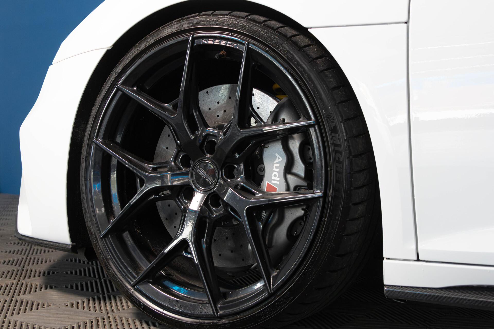 Audi R8 V10 Performance Plus / Capristo / Kuppipenkit / Extended Carbon / Keraamiset jarrut / Magnetic Ride / KW / Vossen - AutoNova