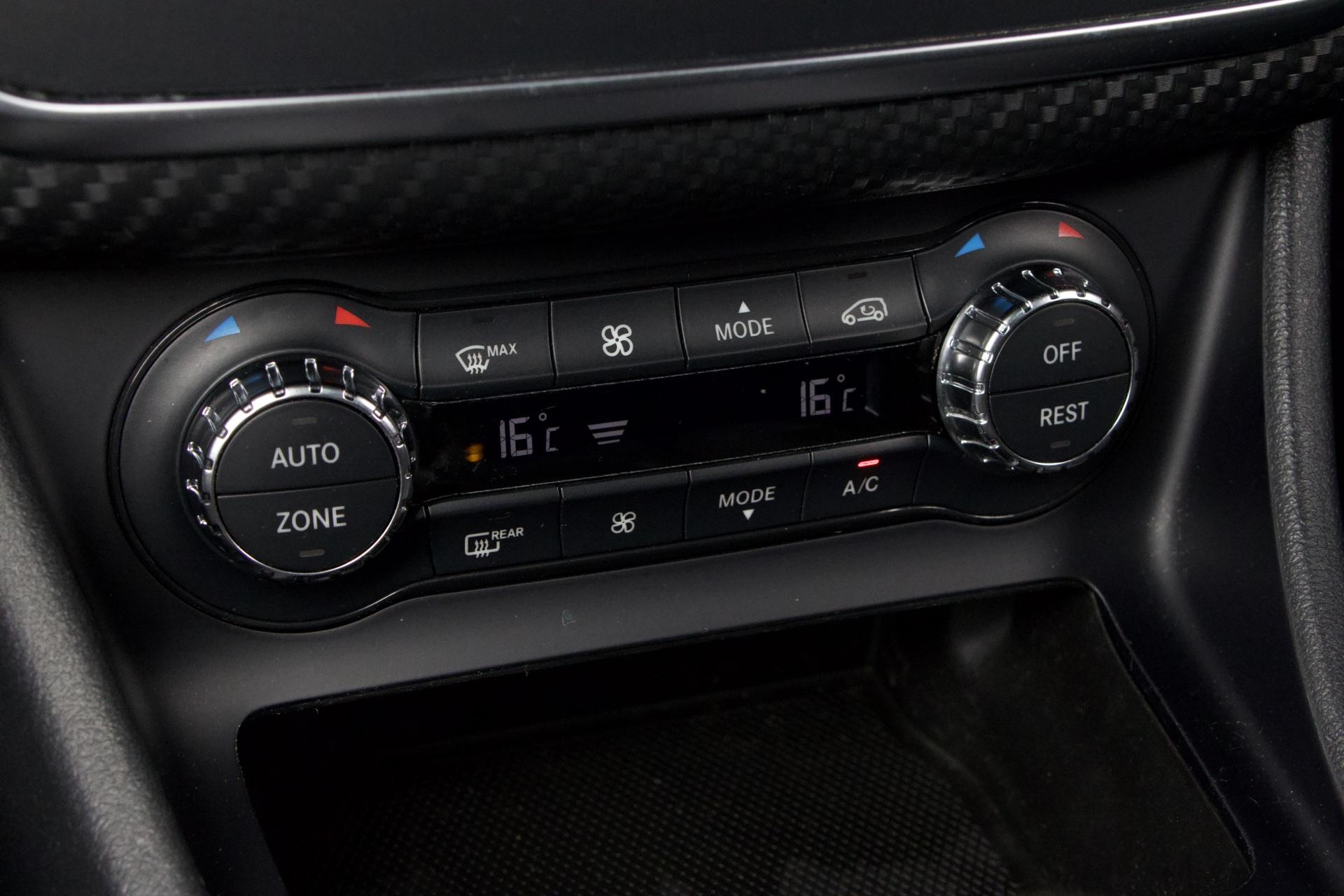 Mercedes-Benz A 180 BE AMG / Panorama / Kamera / Lohko / Urheiluistuimet / Vakkari / ILS - AutoNova