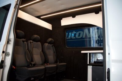 Volkswagen Crafter 35 umpipakettiauto 2,0 TDI 4490 / Sis. ALV / Webasto / p-Tutkat / Jääkaappi / Mikro / Sänky / Vetokoukku - AutoNova