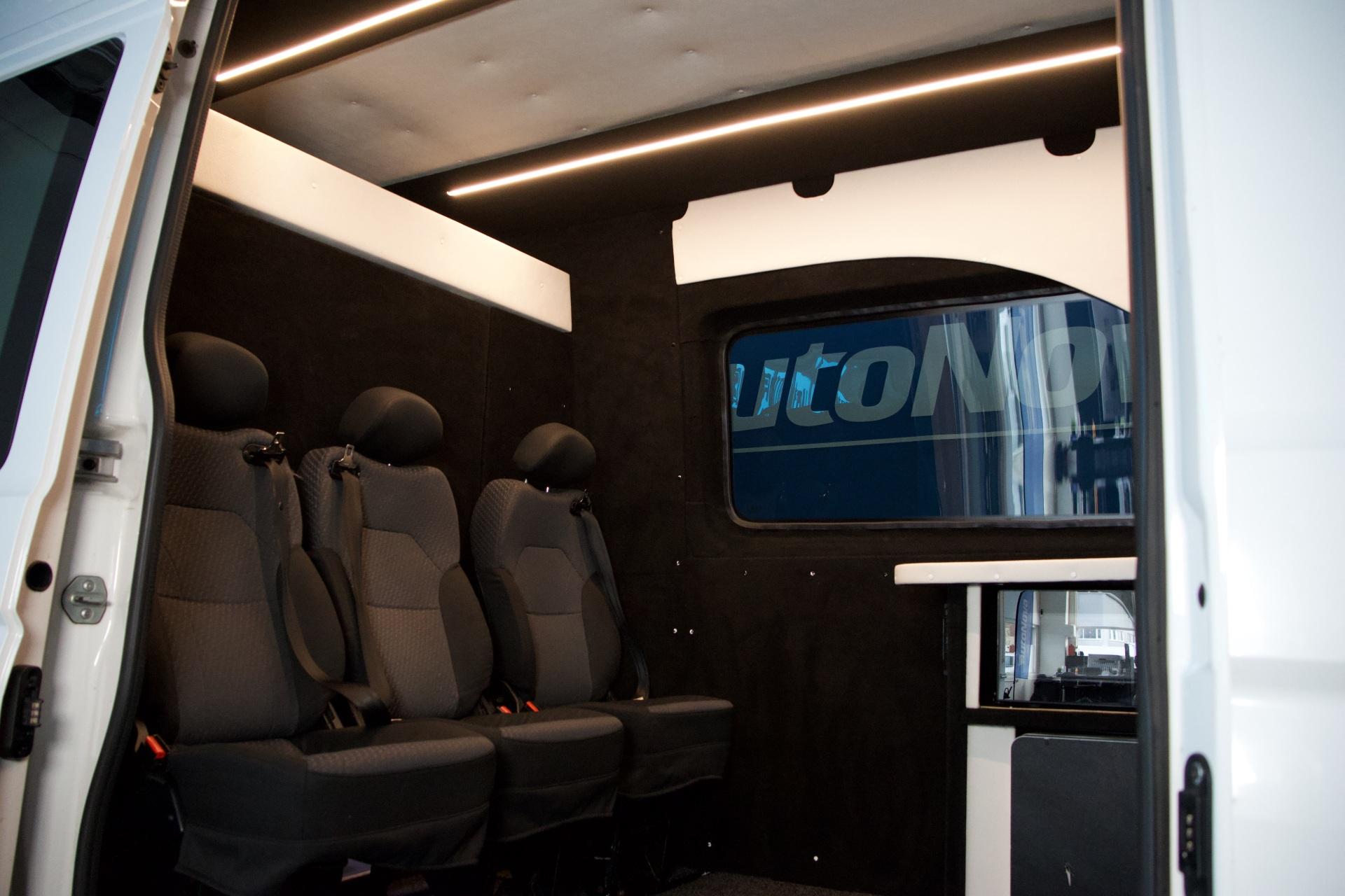 Volkswagen Crafter 35 umpipakettiauto 2,0 TDI 4490 / Sis. ALV / Webasto / p-Tutkat / Jääkaappi / Mikro / Sänky / Vetokoukku - AutoNova