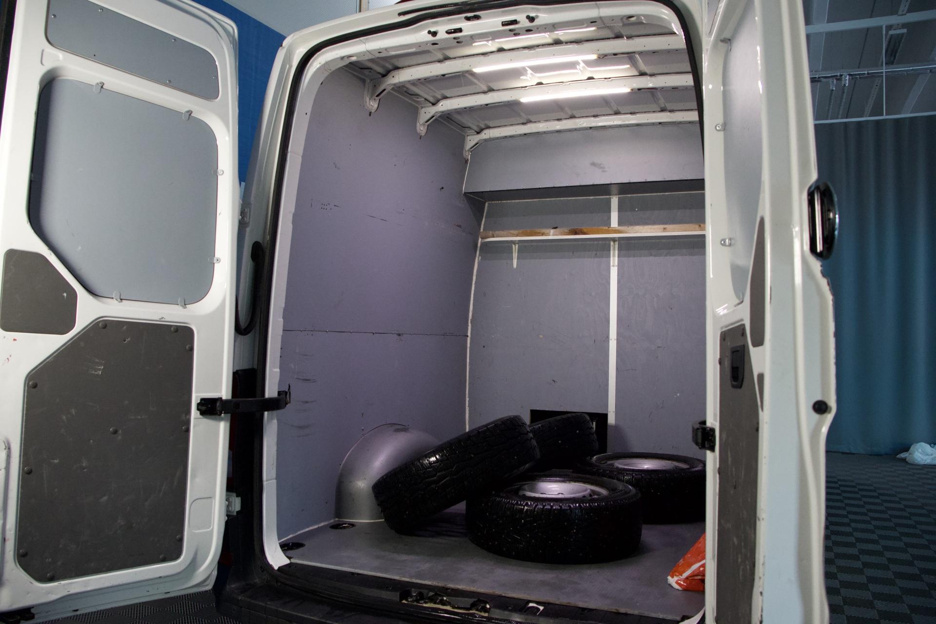 Volkswagen Crafter 35 umpipakettiauto 2,0 TDI 4490 / Sis. ALV / Webasto / p-Tutkat / Jääkaappi / Mikro / Sänky / Vetokoukku - AutoNova
