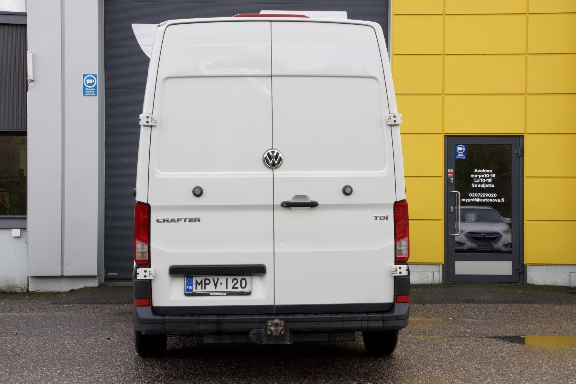Volkswagen Crafter 35 umpipakettiauto 2,0 TDI 4490 / Sis. ALV / Webasto / p-Tutkat / Jääkaappi / Mikro / Sänky / Vetokoukku - AutoNova