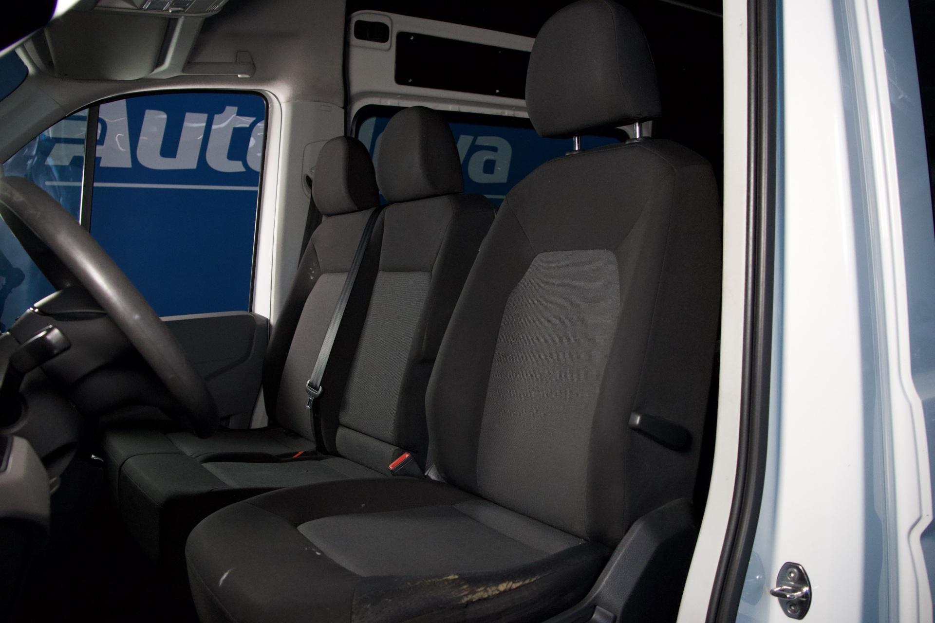 Volkswagen Crafter 35 umpipakettiauto 2,0 TDI 4490 / Sis. ALV / Webasto / p-Tutkat / Jääkaappi / Mikro / Sänky / Vetokoukku - AutoNova