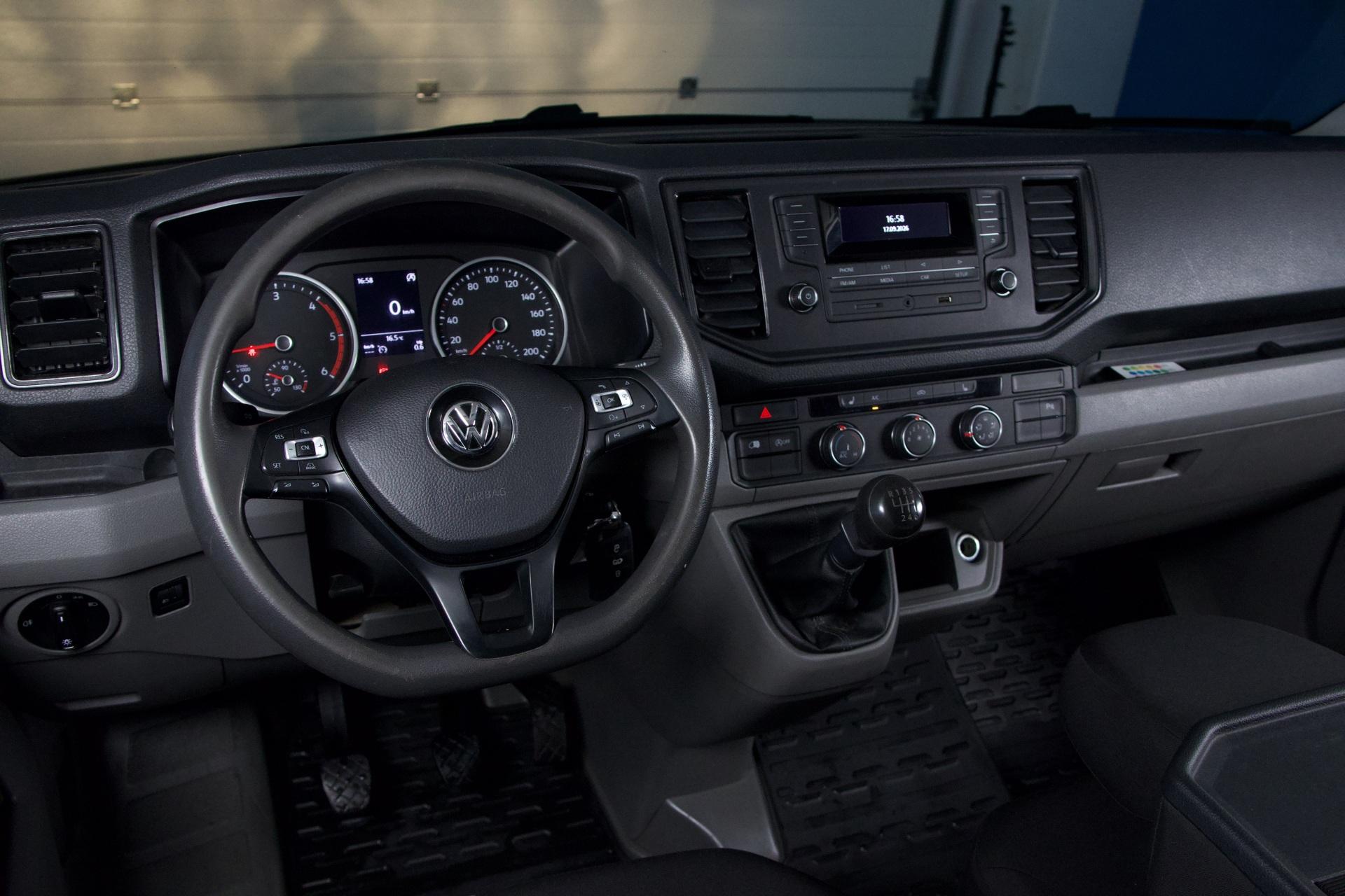 Volkswagen Crafter 35 umpipakettiauto 2,0 TDI 4490 / Sis. ALV / Webasto / p-Tutkat / Jääkaappi / Mikro / Sänky / Vetokoukku - AutoNova