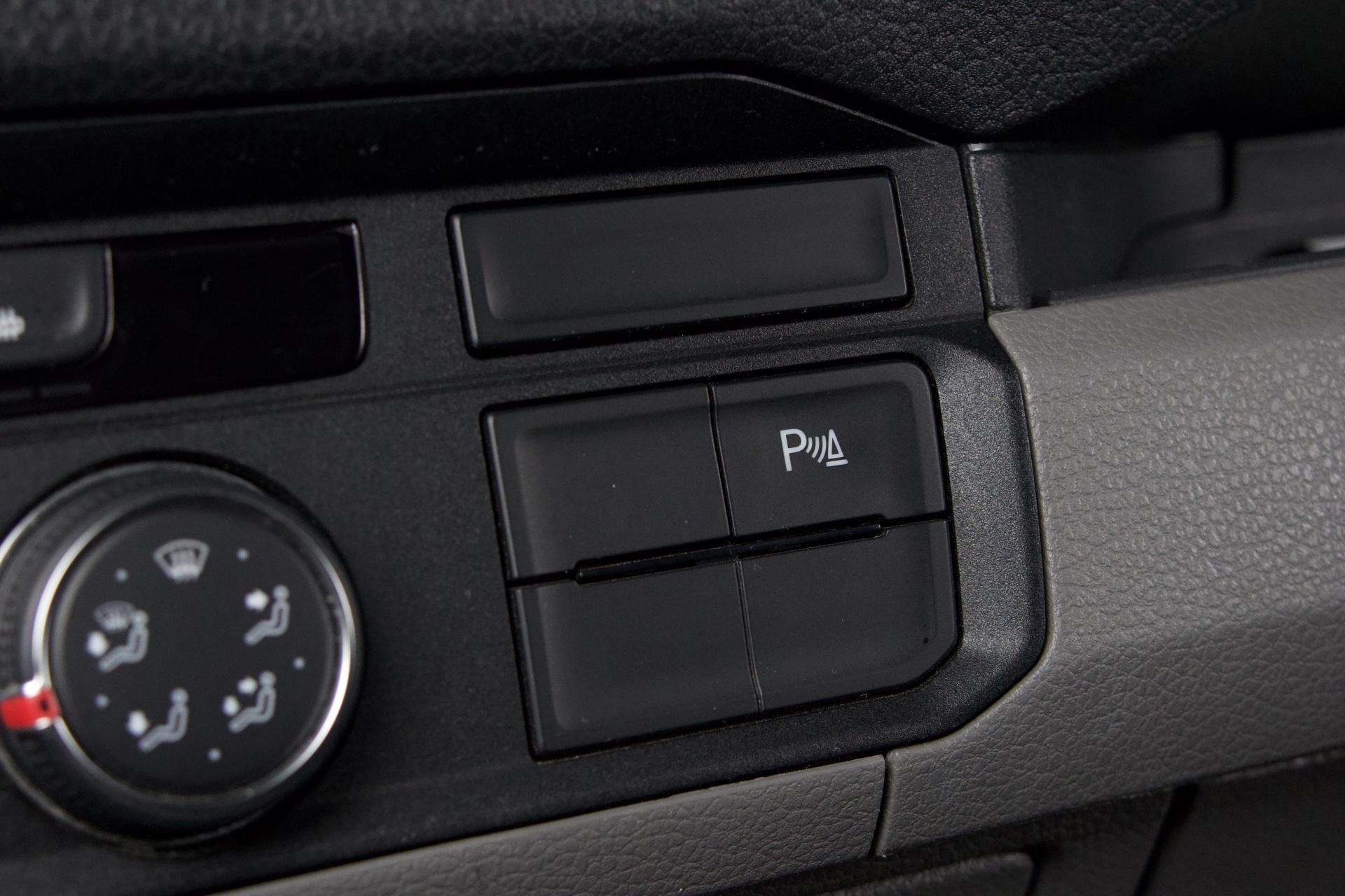 Volkswagen Crafter 35 umpipakettiauto 2,0 TDI 4490 / Sis. ALV / Webasto / p-Tutkat / Jääkaappi / Mikro / Sänky / Vetokoukku - AutoNova