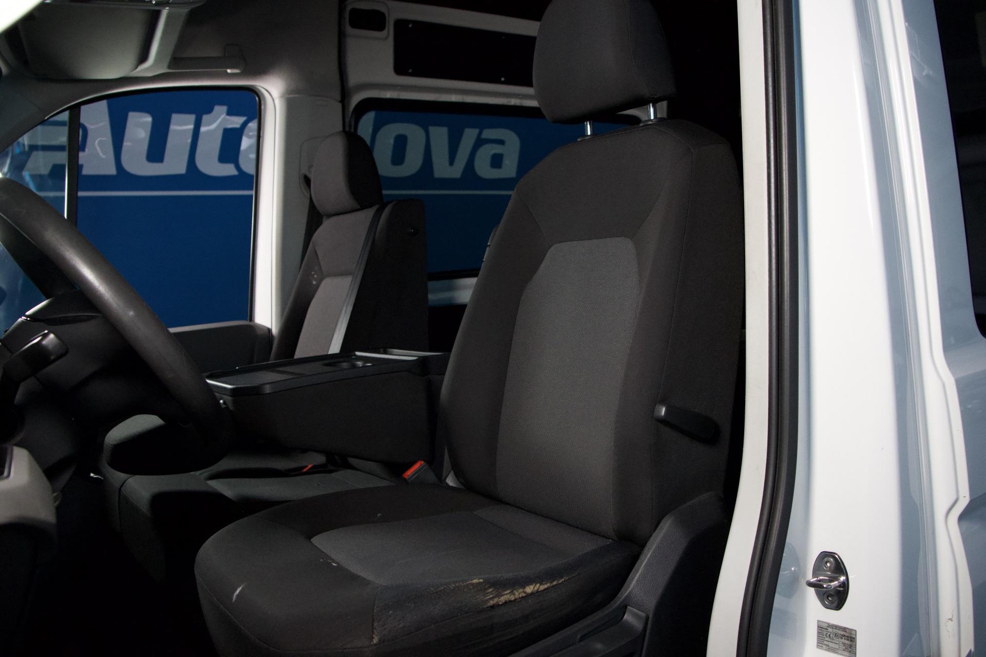 Volkswagen Crafter 35 umpipakettiauto 2,0 TDI 4490 / Sis. ALV / Webasto / p-Tutkat / Jääkaappi / Mikro / Sänky / Vetokoukku - AutoNova