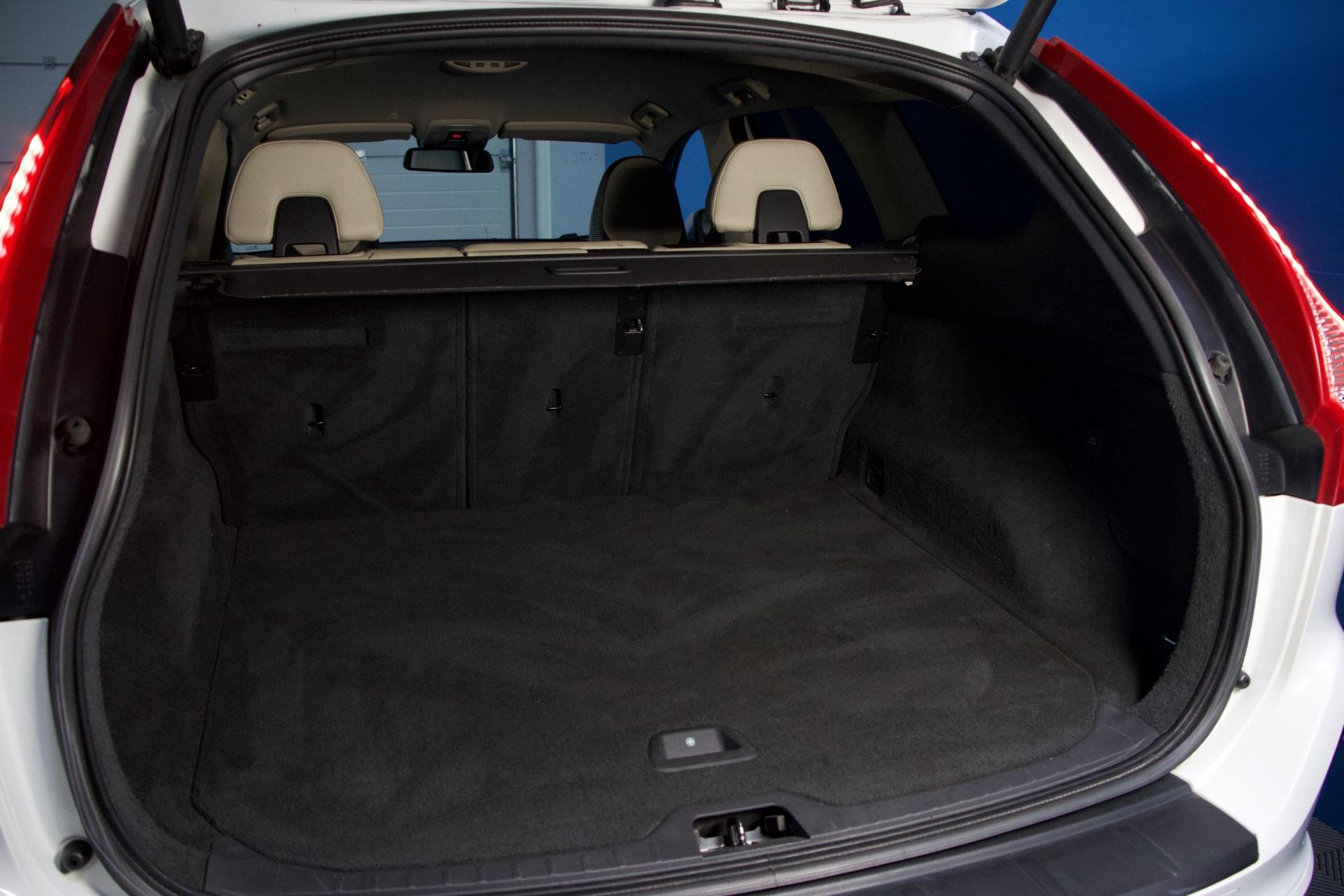 Volvo XC60 D4 AWD R-Design Business Aut. / Webasto / Suomiauto / Nahat / P-Tutka / Penkinlämmitys edessä ja takana - AutoNova