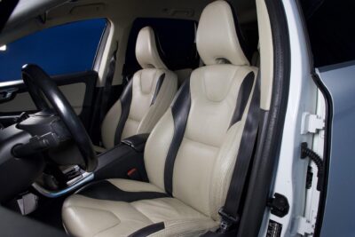 Volvo XC60 D4 AWD R-Design Business Aut. / Webasto / Suomiauto / Nahat / P-Tutka / Penkinlämmitys edessä ja takana - AutoNova