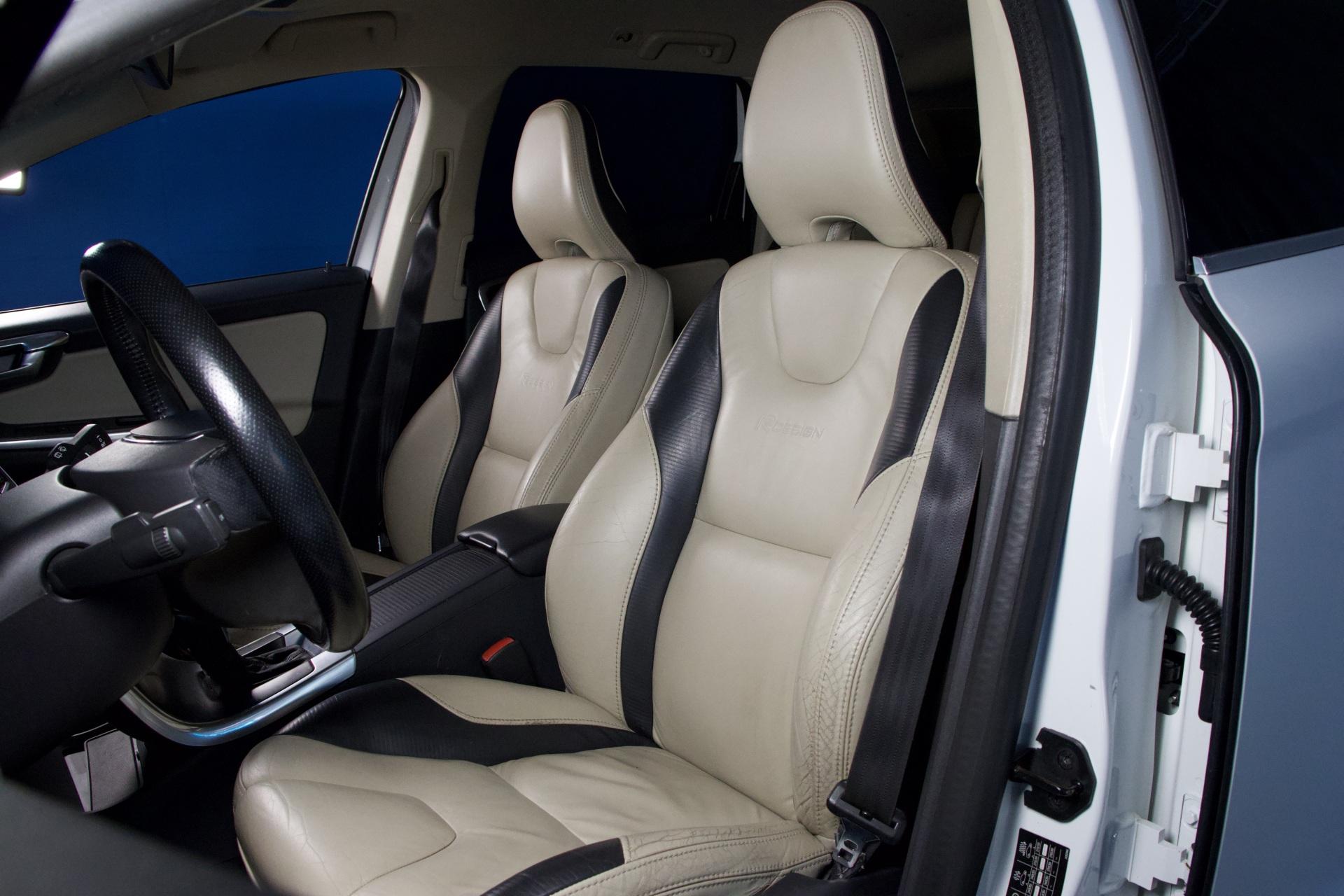 Volvo XC60 D4 AWD R-Design Business Aut. / Webasto / Suomiauto / Nahat / P-Tutka / Penkinlämmitys edessä ja takana - AutoNova