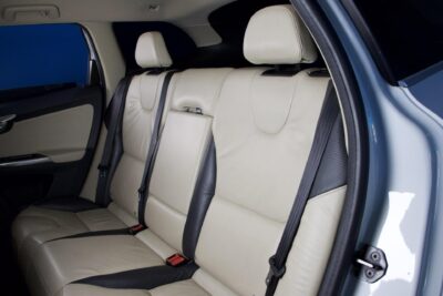 Volvo XC60 D4 AWD R-Design Business Aut. / Webasto / Suomiauto / Nahat / P-Tutka / Penkinlämmitys edessä ja takana - AutoNova