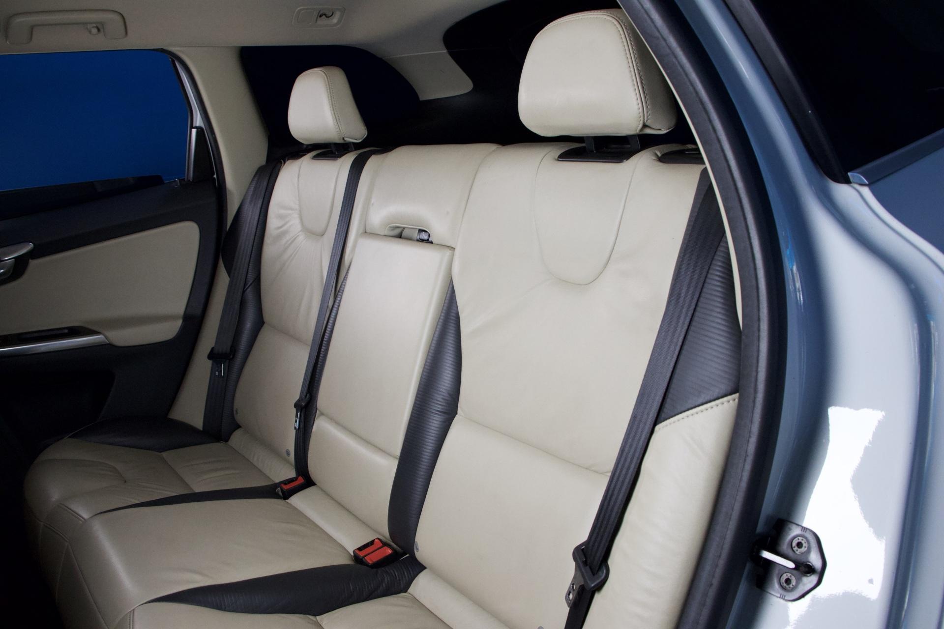 Volvo XC60 D4 AWD R-Design Business Aut. / Webasto / Suomiauto / Nahat / P-Tutka / Penkinlämmitys edessä ja takana - AutoNova