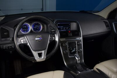 Volvo XC60 D4 AWD R-Design Business Aut. / Webasto / Suomiauto / Nahat / P-Tutka / Penkinlämmitys edessä ja takana - AutoNova