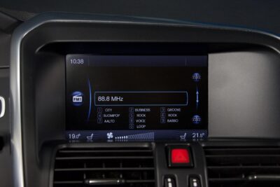 Volvo XC60 D4 AWD R-Design Business Aut. / Webasto / Suomiauto / Nahat / P-Tutka / Penkinlämmitys edessä ja takana - AutoNova