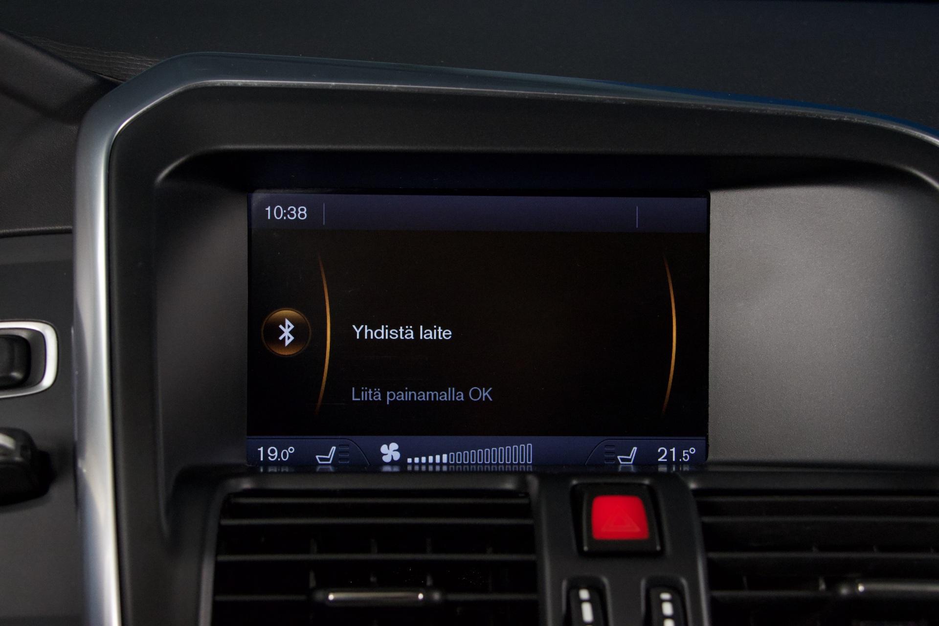 Volvo XC60 D4 AWD R-Design Business Aut. / Webasto / Suomiauto / Nahat / P-Tutka / Penkinlämmitys edessä ja takana - AutoNova