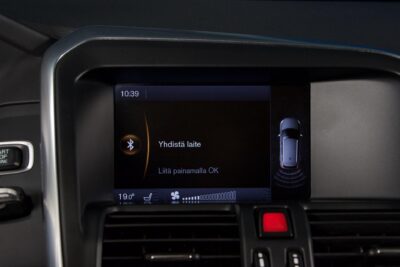 Volvo XC60 D4 AWD R-Design Business Aut. / Webasto / Suomiauto / Nahat / P-Tutka / Penkinlämmitys edessä ja takana - AutoNova