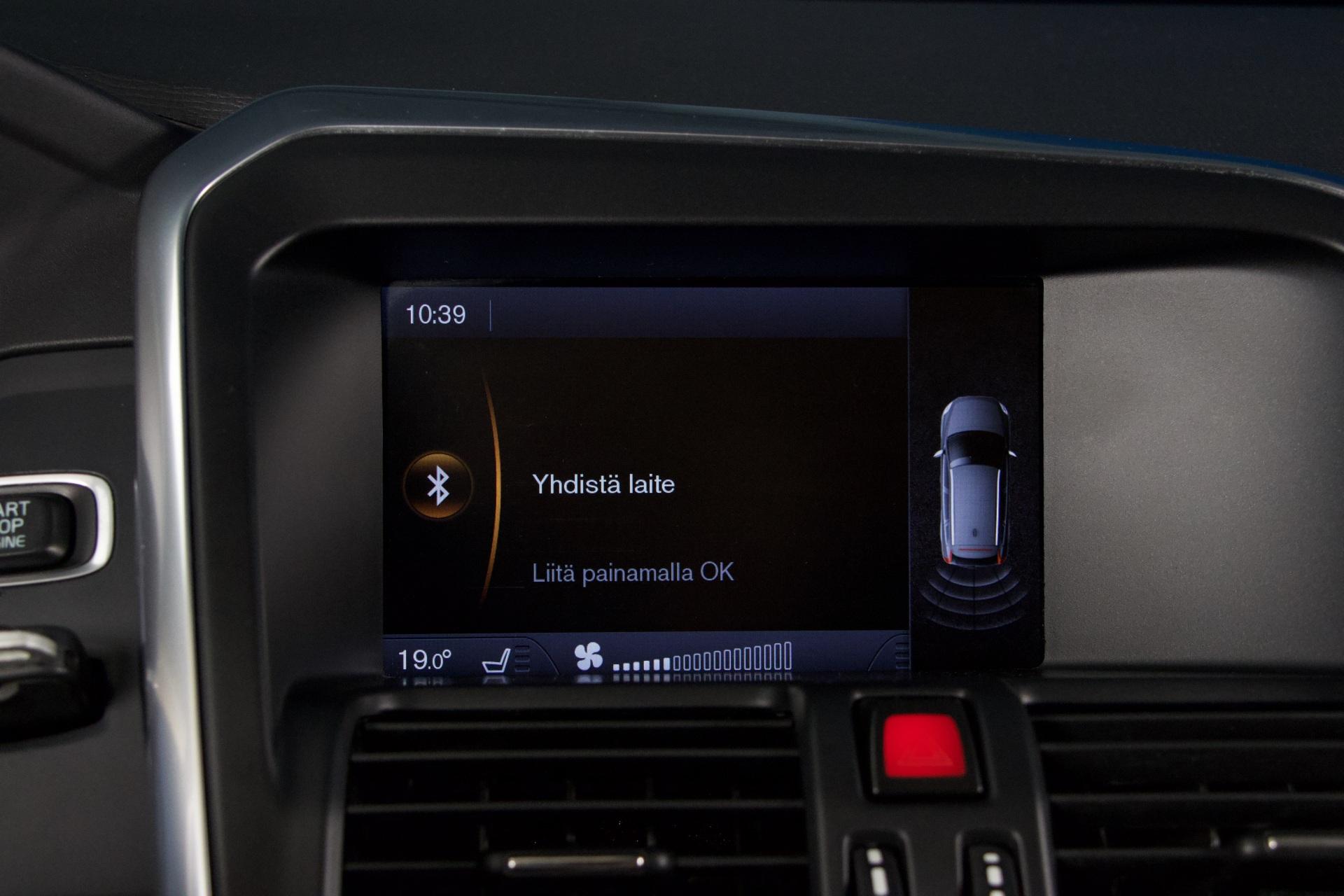 Volvo XC60 D4 AWD R-Design Business Aut. / Webasto / Suomiauto / Nahat / P-Tutka / Penkinlämmitys edessä ja takana - AutoNova