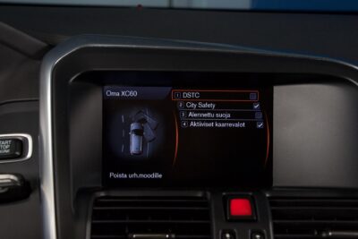 Volvo XC60 D4 AWD R-Design Business Aut. / Webasto / Suomiauto / Nahat / P-Tutka / Penkinlämmitys edessä ja takana - AutoNova