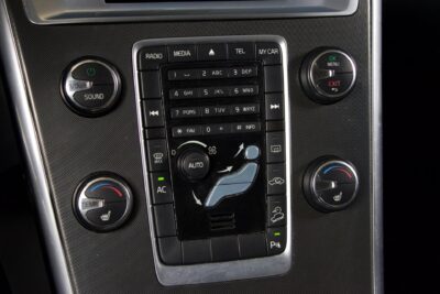 Volvo XC60 D4 AWD R-Design Business Aut. / Webasto / Suomiauto / Nahat / P-Tutka / Penkinlämmitys edessä ja takana - AutoNova