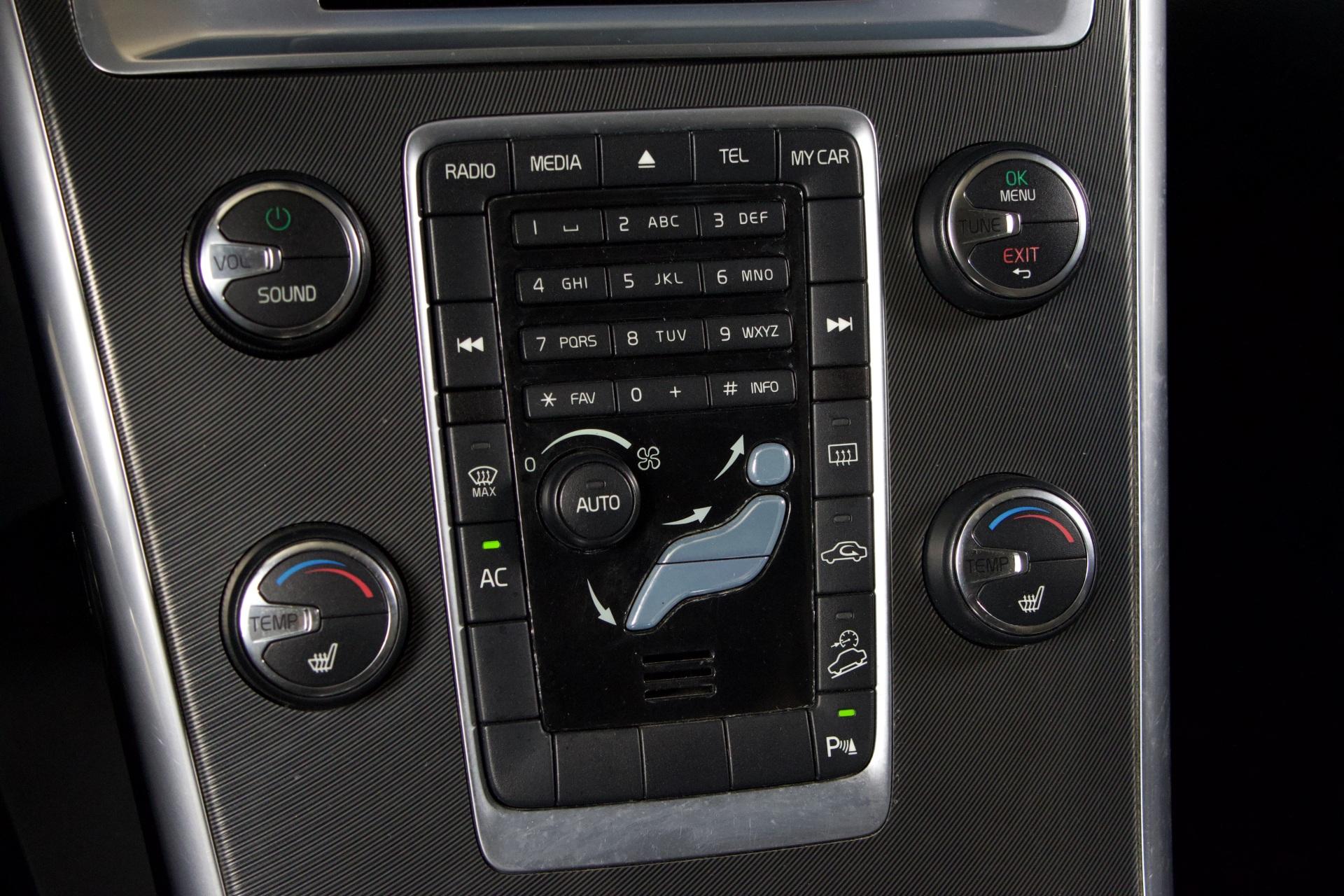 Volvo XC60 D4 AWD R-Design Business Aut. / Webasto / Suomiauto / Nahat / P-Tutka / Penkinlämmitys edessä ja takana - AutoNova