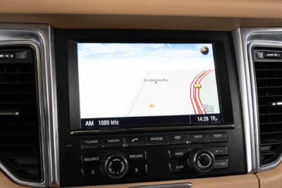 Porsche Macan S Diesel / Xenon / Vaalea osanahka / Pysäköintitutka / 2x 20" vanteet / Vakionopeudensäädin - AutoNova